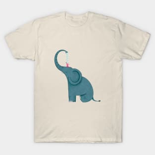 Illustration of friendship between elephant and mous T-Shirt